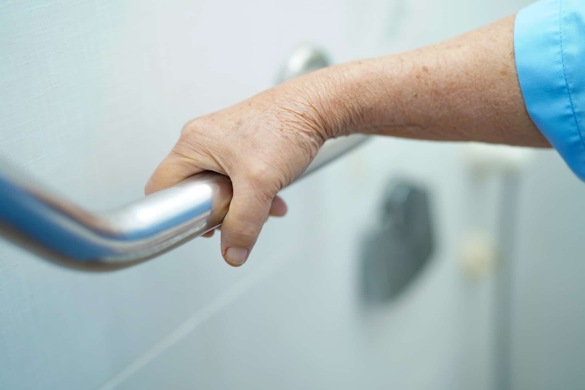 8 Features Care Facilities Can Use to Enhance Bathtub Help for Seniors Featured Image